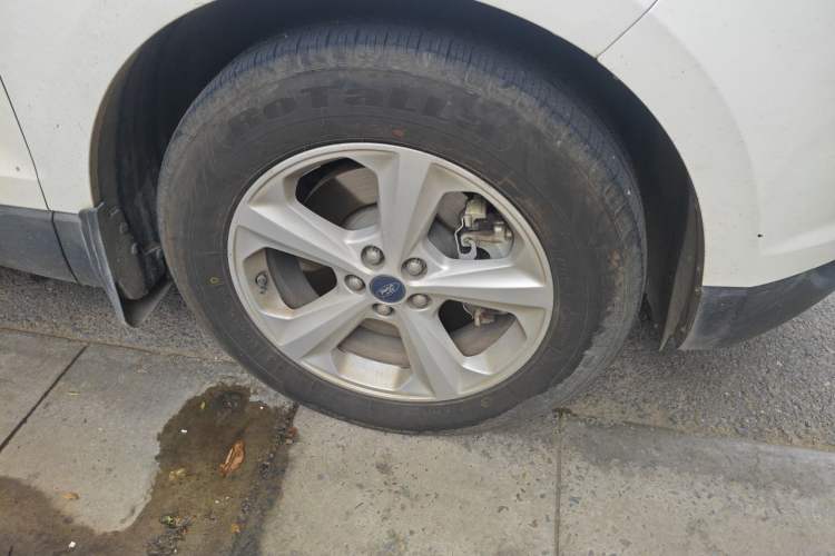 Used Ford Edge 2016 EcoBoost 245 Two-Wheel-Drive Titanium 5-Seater Right Front Wheel Hub