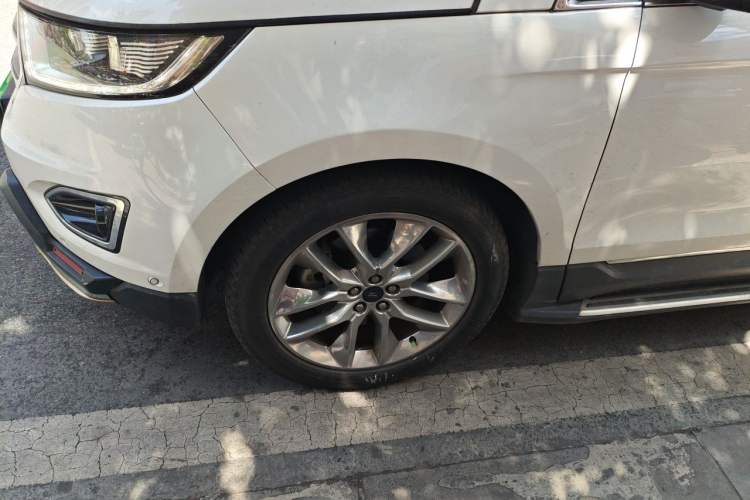 Used Ford Edge 2016 EcoBoost 245 Four-Wheel Drive Titanium 7-Seater Right Front Wheel Hub