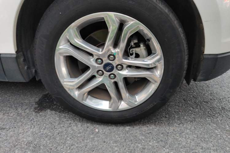 Used Ford Edge 2016 EcoBoost 245 Two-Wheel-Drive Titanium 7-Seater Right Front Wheel Hub
