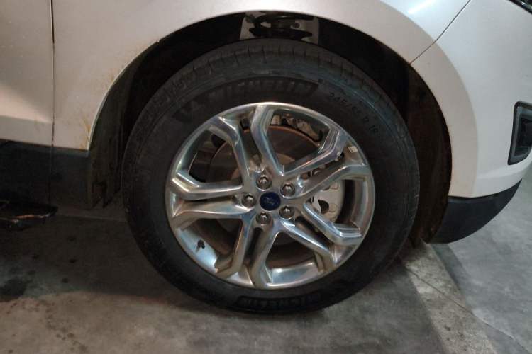 Used Ford Edge 2016 EcoBoost 245 Four-Wheel Drive Titanium Edition 7-Seater Right Front Wheel Hub