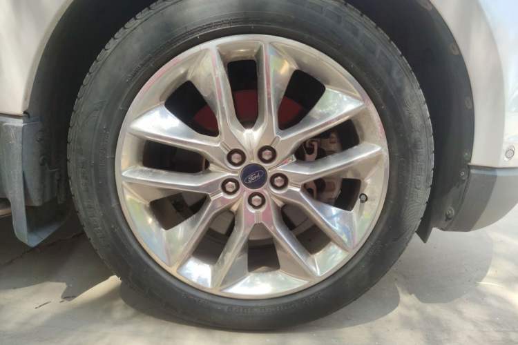 Used Ford Edge 2016 EcoBoost 245 Four-Wheel Drive Titanium 7-Seater Right Front Wheel Hub