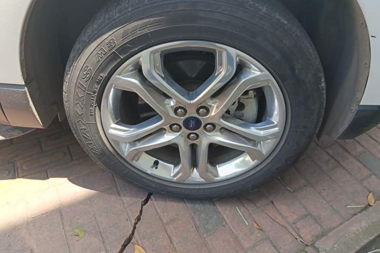 Used Ford Edge 2016 EcoBoost 245 Two-Wheel-Drive Titanium 7-Seater Right Front Wheel Hub
