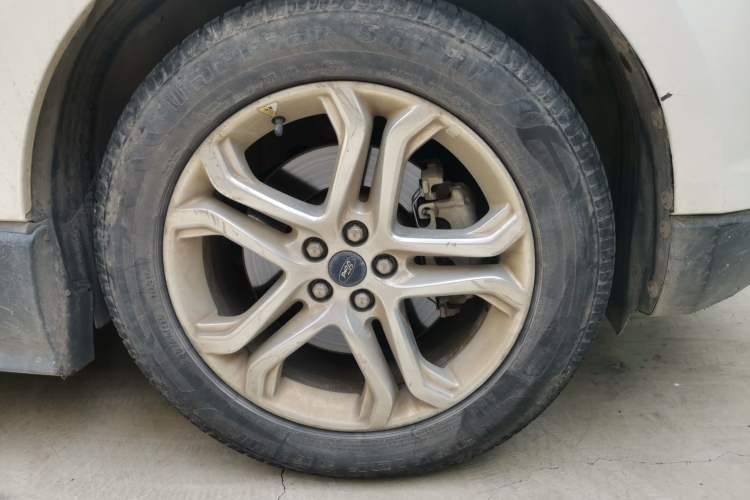 Used Ford Edge 2016 EcoBoost 245 Two-Wheel-Drive Titanium 7-Seater Right Front Wheel Hub