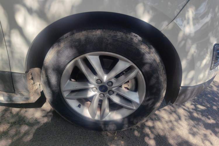 Used Ford Edge 2016 EcoBoost 245 Two-Wheel-Drive Platinum Edition 7-Seater Right Front Wheel Hub