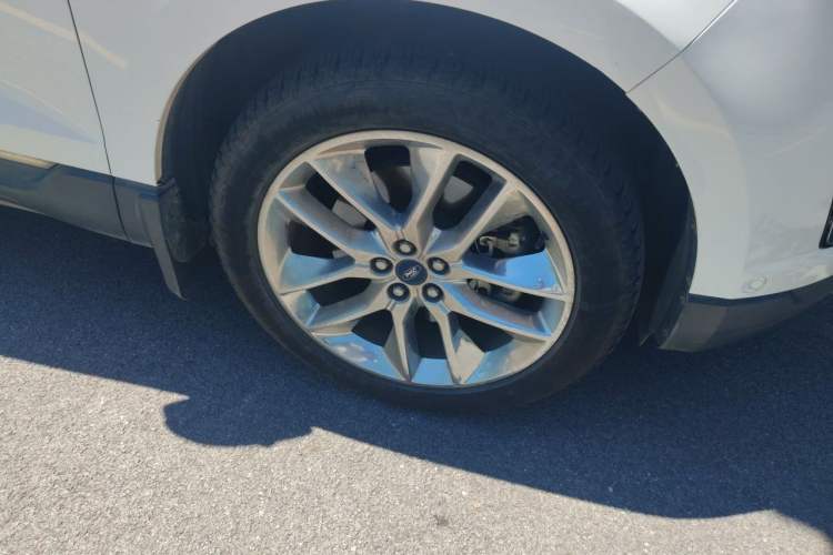Used Ford Edge 2016 EcoBoost 245 Four-Wheel Drive Titanium 7-Seater Right Front Wheel Hub