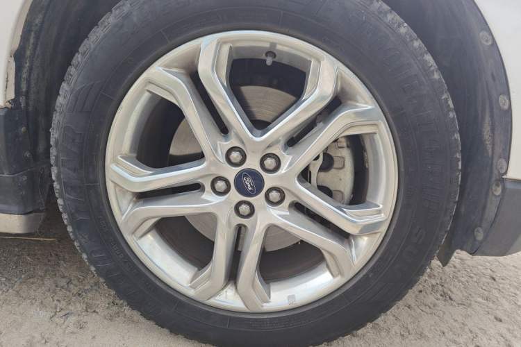 Used Ford Edge 2016 EcoBoost 245 Four-Wheel Drive Titanium Edition 7-Seater Right Front Wheel Hub