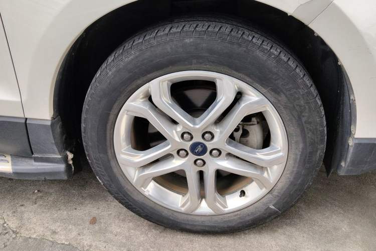 Used Ford Edge 2016 EcoBoost 245 Two-Wheel-Drive Titanium 7-Seater Right Front Wheel Hub