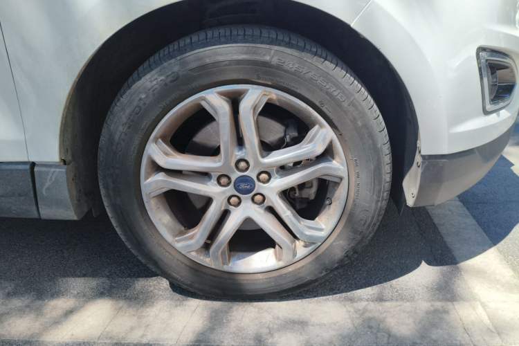 Used Ford Edge 2016 EcoBoost 245 Four-Wheel Drive Titanium Edition 7-Seater Right Front Wheel Hub