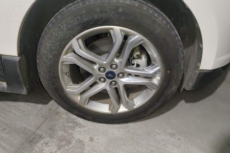 Used Ford Edge 2016 EcoBoost 245 Two-Wheel-Drive Titanium 7-Seater Right Front Wheel Hub