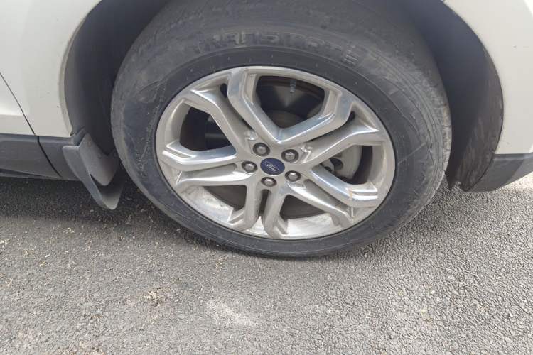 Used Ford Edge 2016 EcoBoost 245 Two-Wheel-Drive Titanium 7-Seater Right Front Wheel Hub