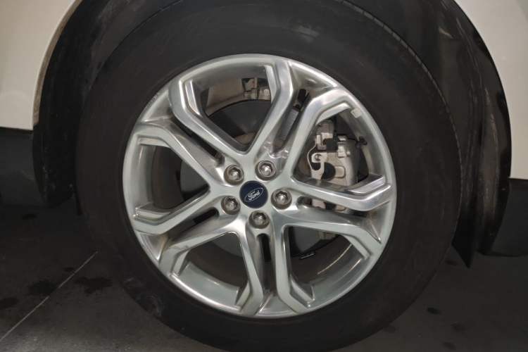 Used Ford Edge 2016 EcoBoost 245 Four-Wheel Drive Titanium Edition 7-Seater Right Front Wheel Hub