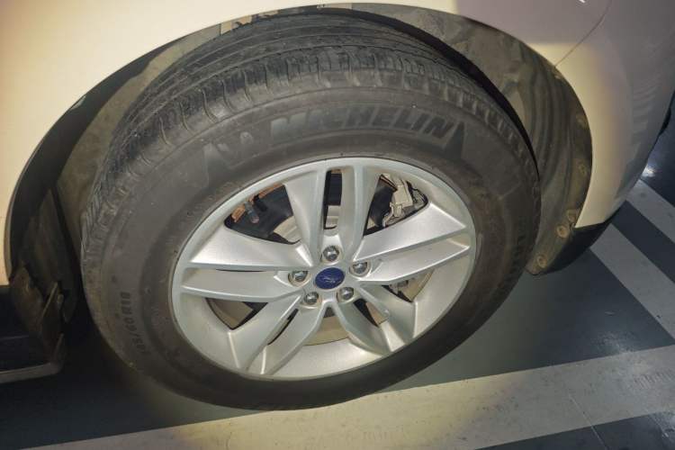 Used Ford Edge 2016 EcoBoost 245 Two-Wheel-Drive Platinum Edition 7-Seater Right Front Wheel Hub