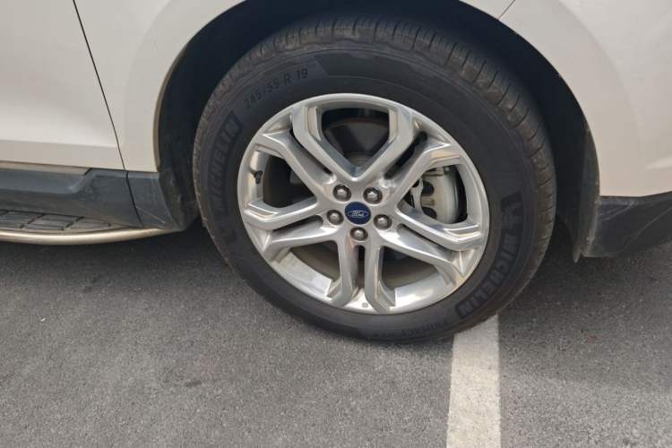Used Ford Edge 2016 EcoBoost 245 Two-Wheel-Drive Titanium 7-Seater Right Front Wheel Hub