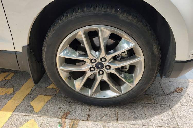 Used Ford Edge 2016 EcoBoost 245 Four-Wheel Drive Titanium 7-Seater Right Front Wheel Hub