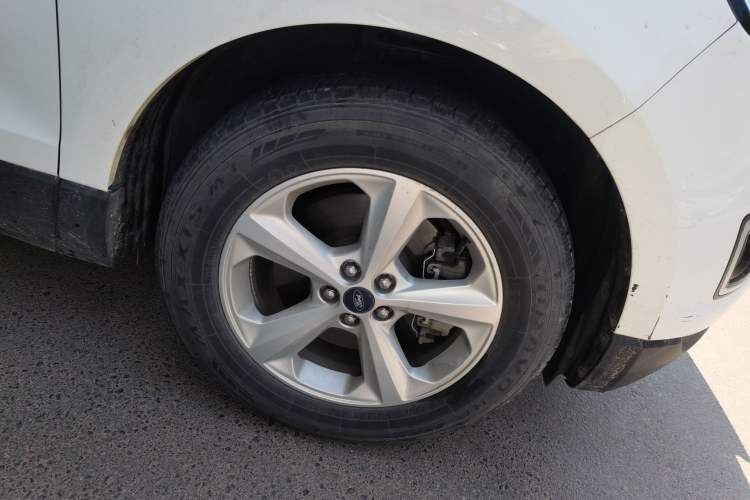 Used Ford Edge 2016 EcoBoost 245 Two-Wheel-Drive Titanium 5-Seater Right Front Wheel Hub