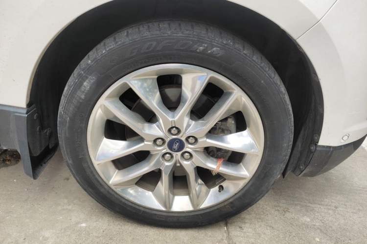 Used Ford Edge 2016 EcoBoost 245 Four-Wheel Drive Titanium 7-Seater Right Front Wheel Hub