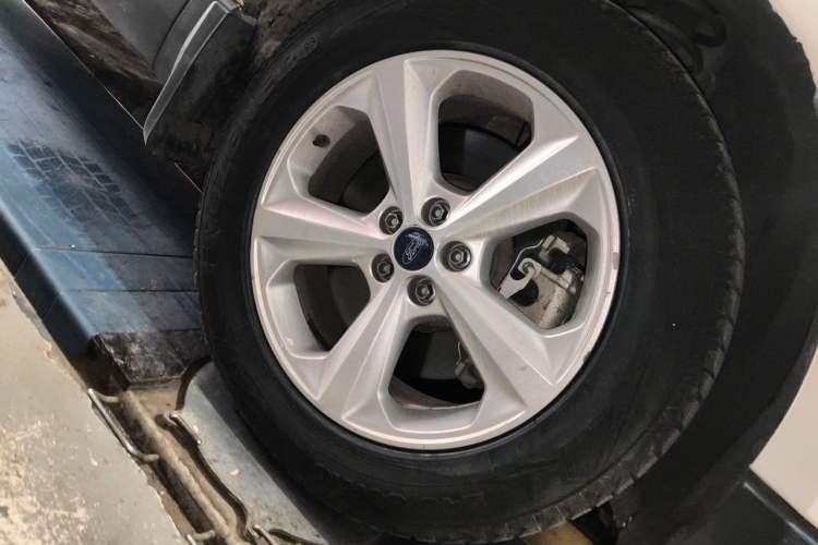 Used Ford Edge 2016 EcoBoost 245 Two-Wheel-Drive Titanium 5-Seater Right Front Wheel Hub