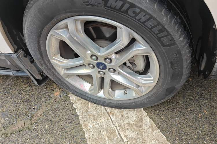 Used Ford Edge 2016 EcoBoost 245 Two-Wheel-Drive Titanium 7-Seater Right Front Wheel Hub