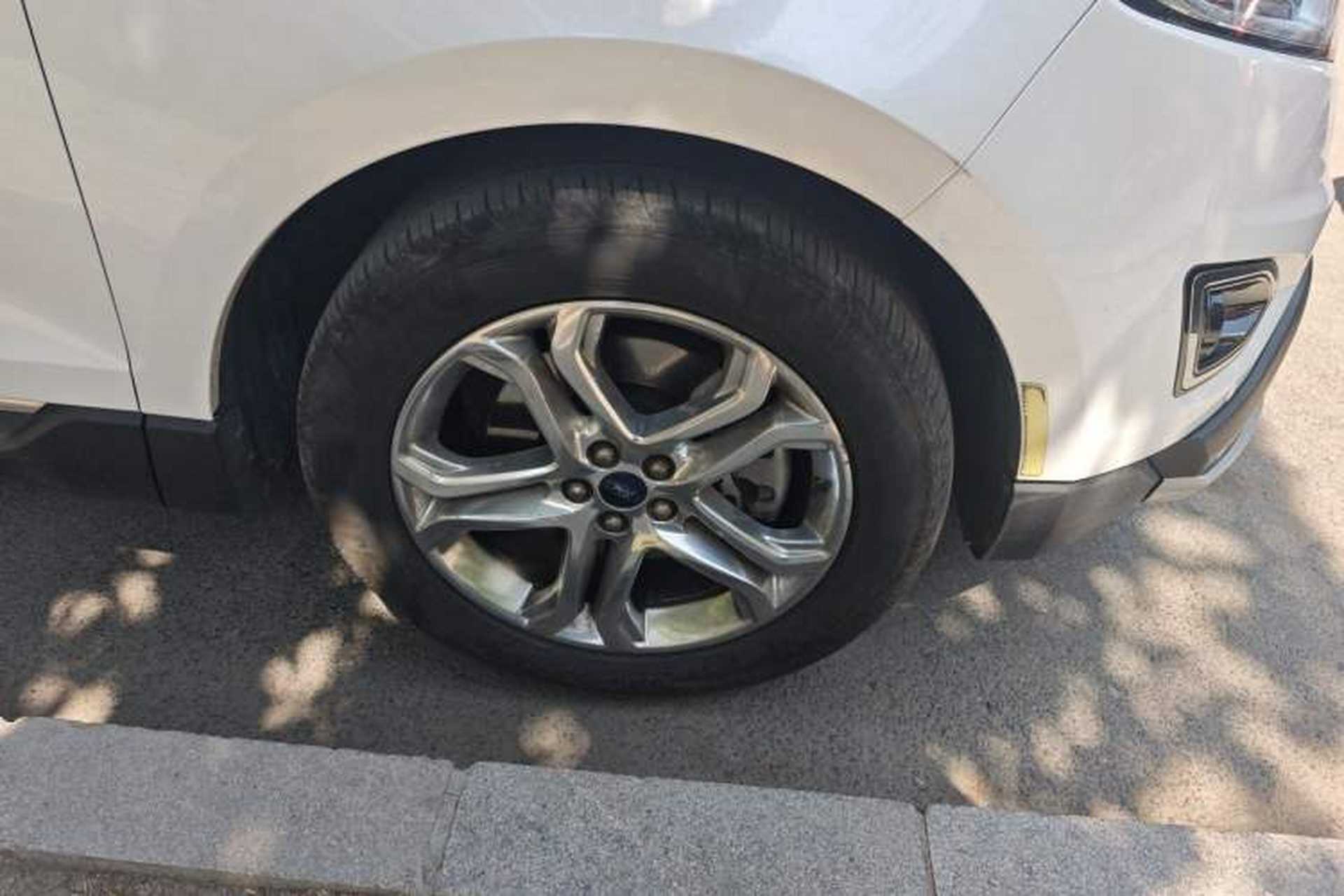 Used Ford Edge 2016 EcoBoost 245 Four-Wheel Drive Titanium Edition 7-Seater Right Front Wheel Hub