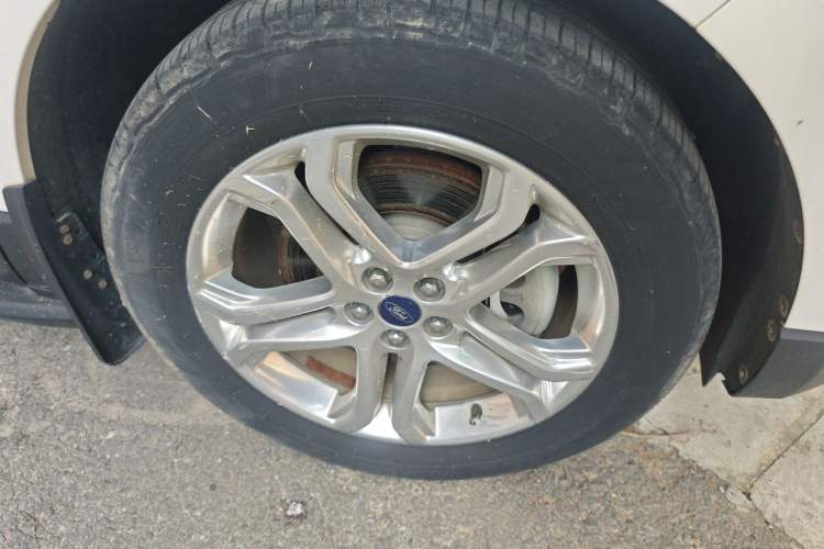 Used Ford Edge 2016 EcoBoost 245 Two-Wheel-Drive Titanium 7-Seater Right Front Wheel Hub
