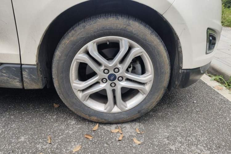Used Ford Edge 2016 EcoBoost 245 Two-Wheel-Drive Titanium 7-Seater Right Front Wheel Hub