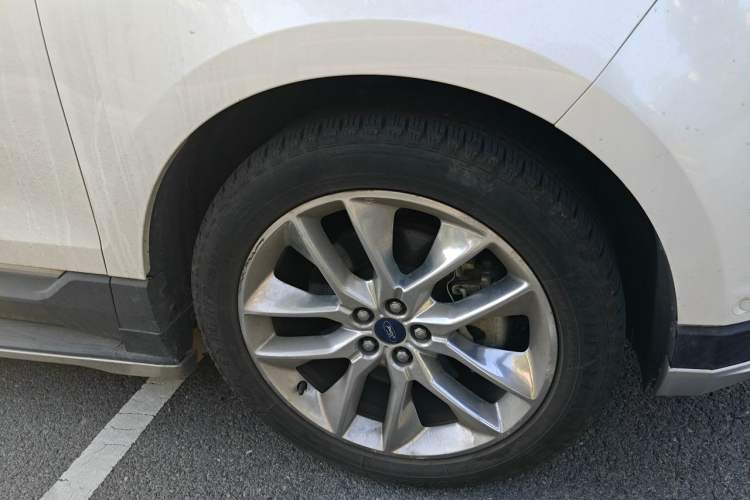 Used Ford Edge 2016 EcoBoost 245 Four-Wheel Drive Titanium 7-Seater Right Front Wheel Hub