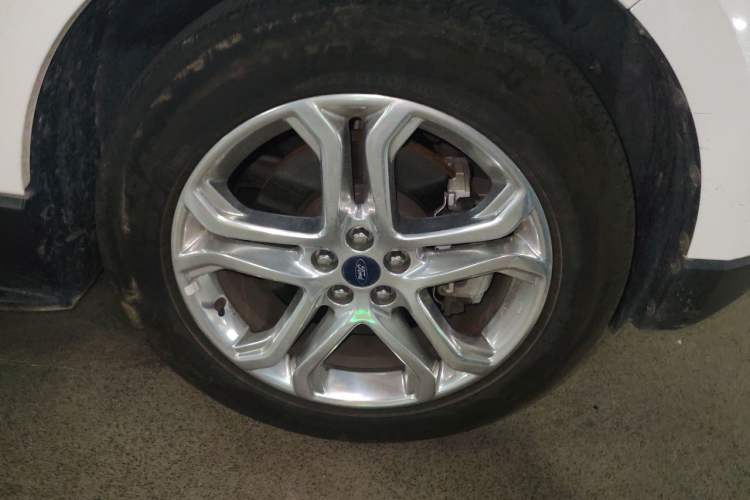 Used Ford Edge 2016 EcoBoost 245 Two-Wheel-Drive Titanium 7-Seater Right Front Wheel Hub