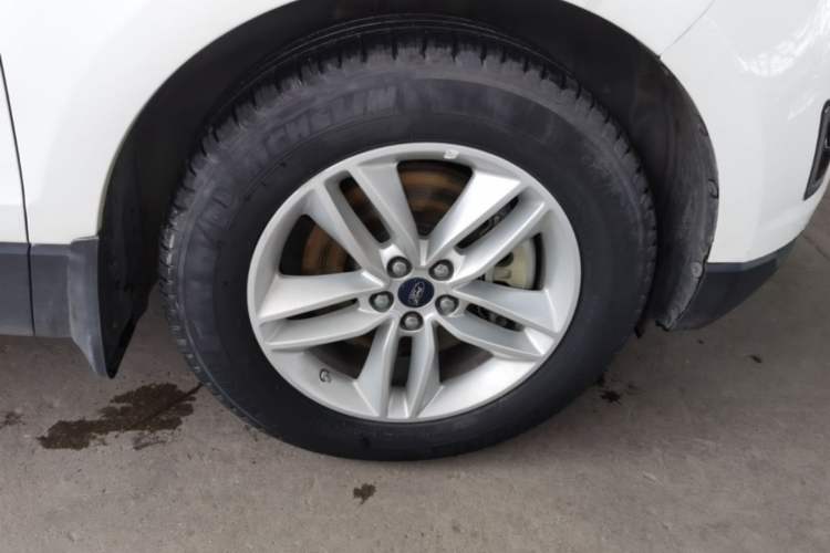 Used Ford Edge 2016 EcoBoost 245 Two-Wheel-Drive Platinum Edition 7-Seater Right Front Wheel Hub