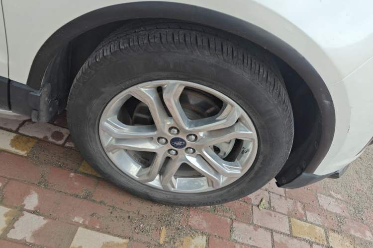Used Ford Edge 2016 EcoBoost 245 Four-Wheel Drive Titanium Edition 7-Seater Right Front Wheel Hub