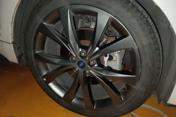 Used Ford Edge 2016 EcoBoost 330 V6 Four-Wheel Drive Sporty 7-Seater Right Front Wheel Hub