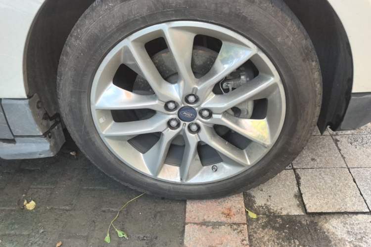 Used Ford Edge 2016 EcoBoost 245 Four-Wheel Drive Titanium 7-Seater Right Front Wheel Hub