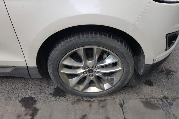 Used Ford Edge 2016 EcoBoost 245 Four-Wheel Drive Titanium 7-Seater Right Front Wheel Hub