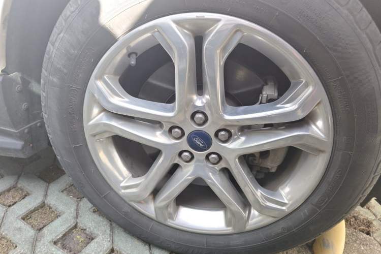 Used Ford Edge 2016 EcoBoost 245 Two-Wheel-Drive Titanium 7-Seater Right Front Wheel Hub