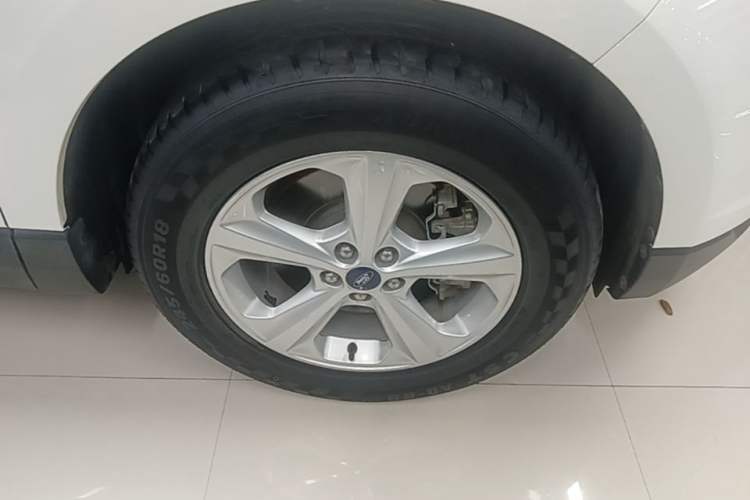 Used Ford Edge 2016 EcoBoost 245 Two-Wheel-Drive Titanium 5-Seater Right Front Wheel Hub