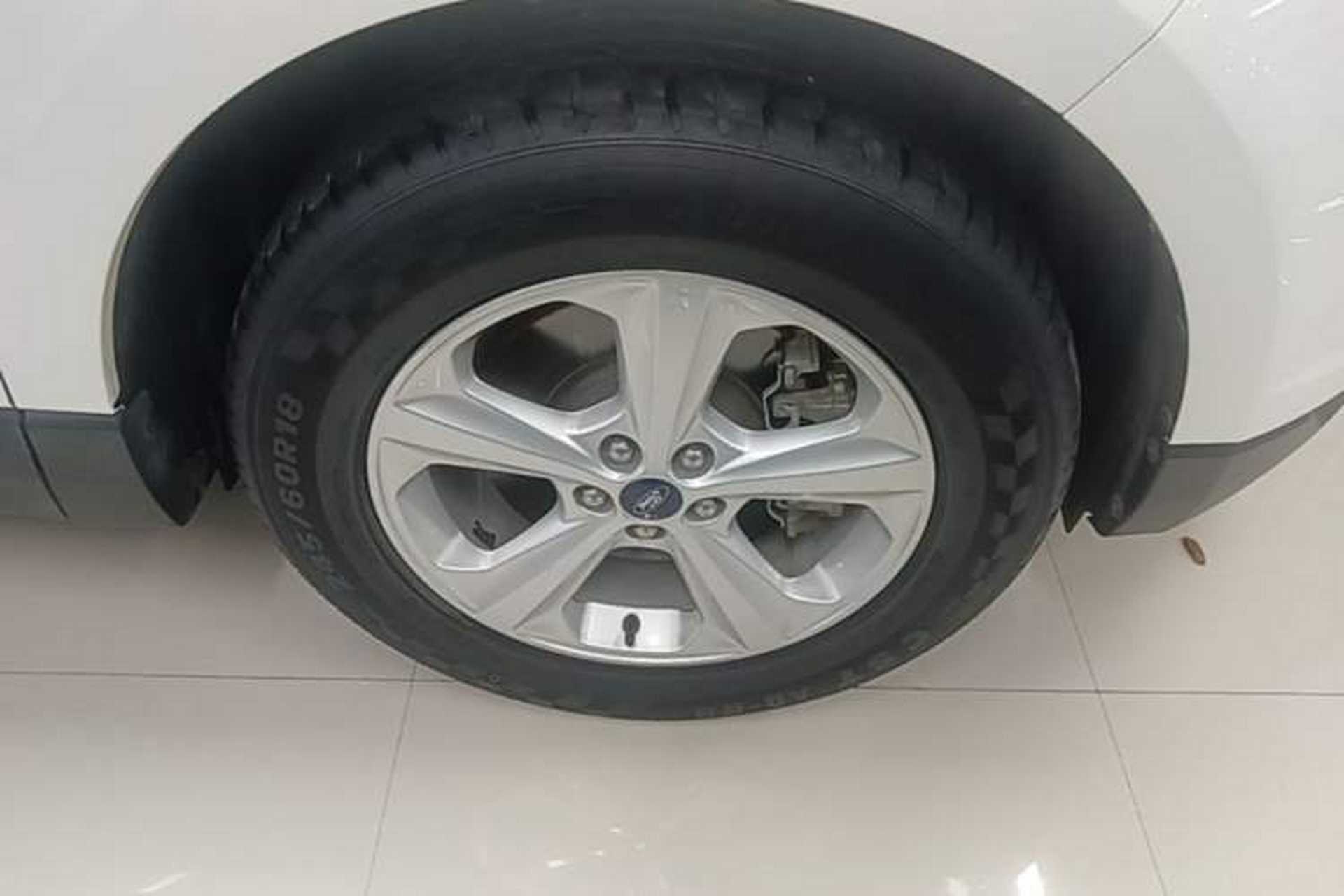 Used Ford Edge 2016 EcoBoost 245 Two-Wheel-Drive Titanium 5-Seater Right Front Wheel Hub