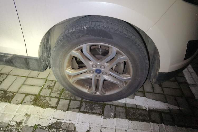 Used Ford Edge 2016 EcoBoost 245 Two-Wheel-Drive Titanium 7-Seater Right Front Wheel Hub