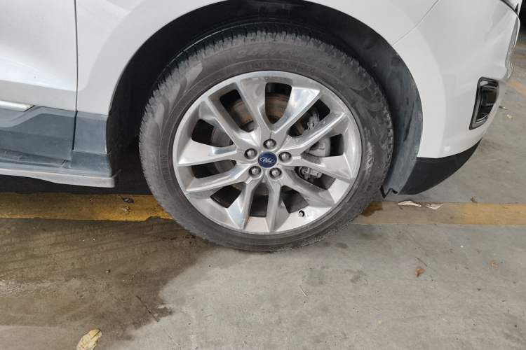 Used Ford Edge 2016 EcoBoost 245 Four-Wheel Drive Titanium 7-Seater Right Front Wheel Hub