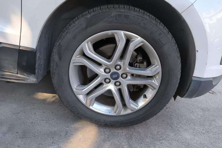 Used Ford Edge 2016 EcoBoost 245 Two-Wheel-Drive Titanium 7-Seater Right Front Wheel Hub