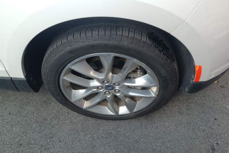 Used Ford Edge 2016 EcoBoost 245 Four-Wheel Drive Titanium 7-Seater Right Front Wheel Hub