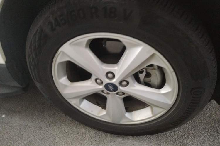 Used Ford Edge 2016 EcoBoost 245 Two-Wheel-Drive Titanium 5-Seater Right Front Wheel Hub