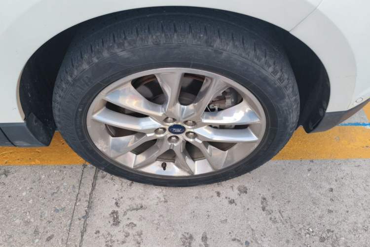 Used Ford Edge 2016 EcoBoost 245 Four-Wheel Drive Titanium 7-Seater Right Front Wheel Hub
