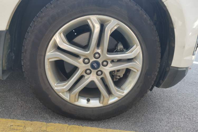 Used Ford Edge 2016 EcoBoost 245 Two-Wheel-Drive Titanium 7-Seater Right Front Wheel Hub