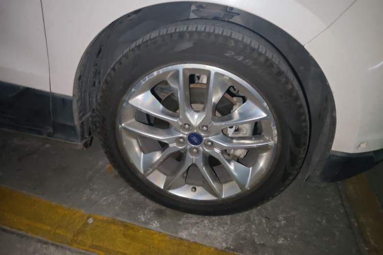 Used Ford Edge 2016 EcoBoost 245 Four-Wheel Drive Titanium 7-Seater Right Front Wheel Hub