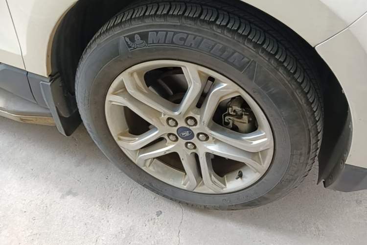 Used Ford Edge 2016 EcoBoost 245 Two-Wheel-Drive Titanium 7-Seater Right Front Wheel Hub