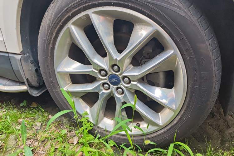 Used Ford Edge 2016 EcoBoost 245 Four-Wheel Drive Titanium 7-Seater Right Front Wheel Hub