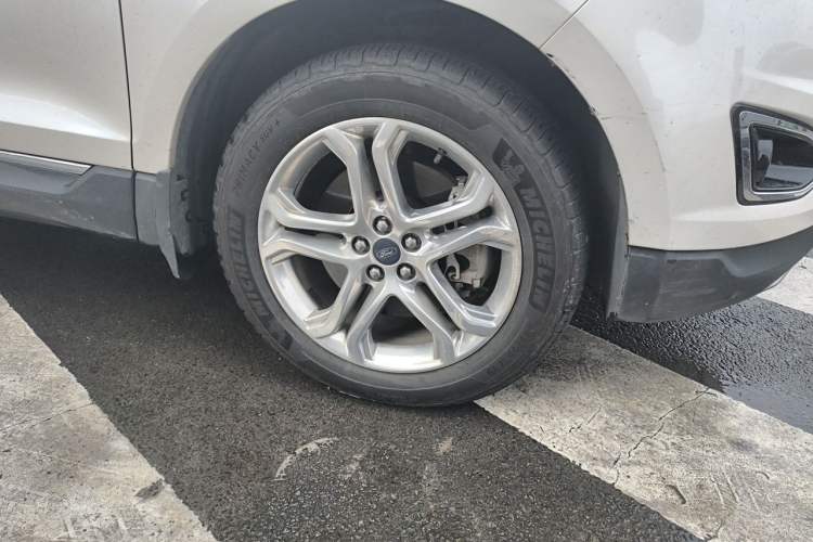 Used Ford Edge 2016 EcoBoost 245 Four-Wheel Drive Titanium Edition 7-Seater Right Front Wheel Hub