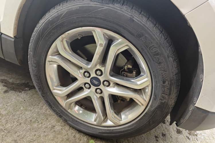Used Ford Edge 2016 EcoBoost 245 Two-Wheel-Drive Titanium 7-Seater Right Front Wheel Hub