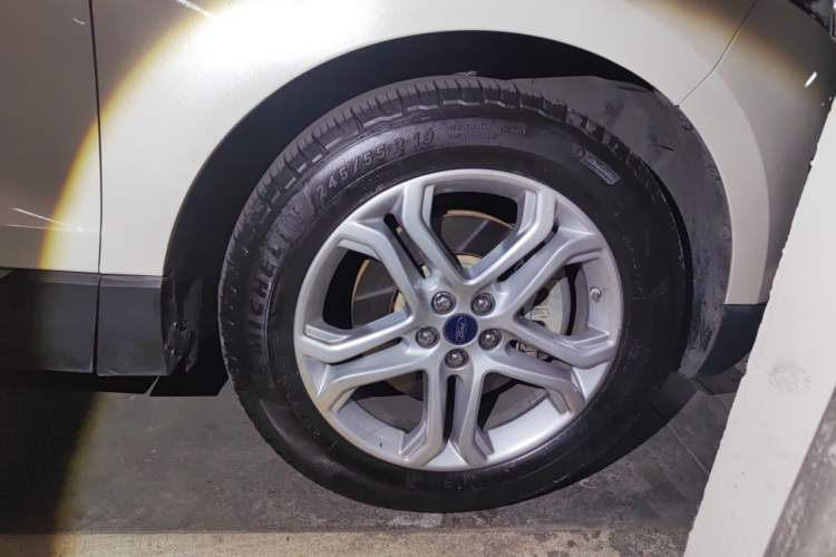 Used Ford Edge 2016 EcoBoost 245 Two-Wheel-Drive Titanium 7-Seater Right Front Wheel Hub