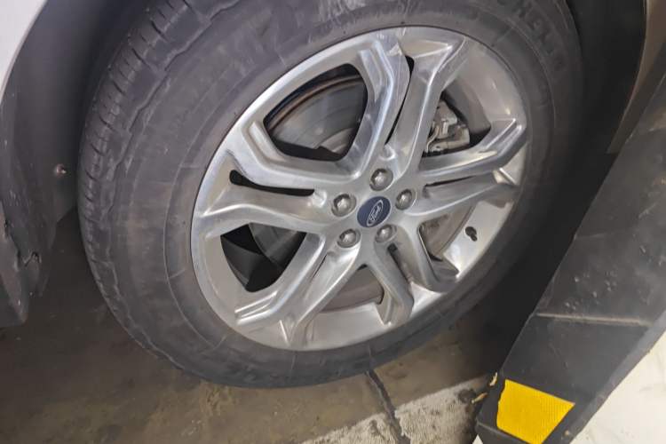 Used Ford Edge 2016 EcoBoost 245 Two-Wheel-Drive Titanium 7-Seater Right Front Wheel Hub