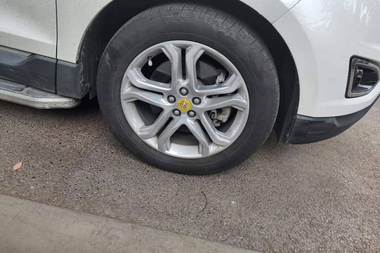 Used Ford Edge 2016 EcoBoost 245 Four-Wheel Drive Titanium Edition 7-Seater Right Front Wheel Hub